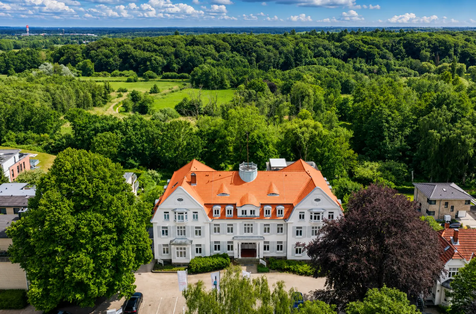 Herrenhaus mit Parkanlage, Luftaufnahme