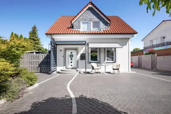 Einfamilienhaus, Eingangsseite mit Vorplatz