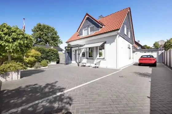 Einfamilienhaus, Seitenansicht mit Stellplatz