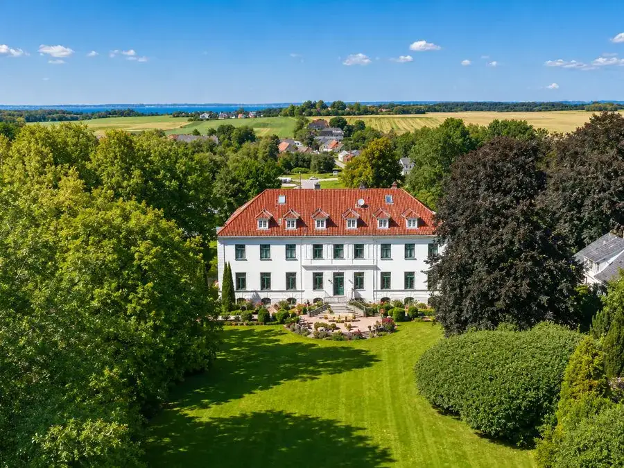 Weißes Herrenhaus mit Parkanlage