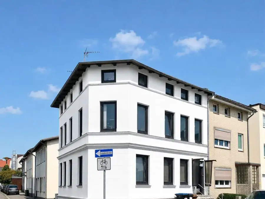Weißes Eckhaus, Wohn- und Gewerbenutzung, Lübeck