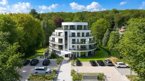 White Pearl, Ansicht bei Tag mit Vorfahrt