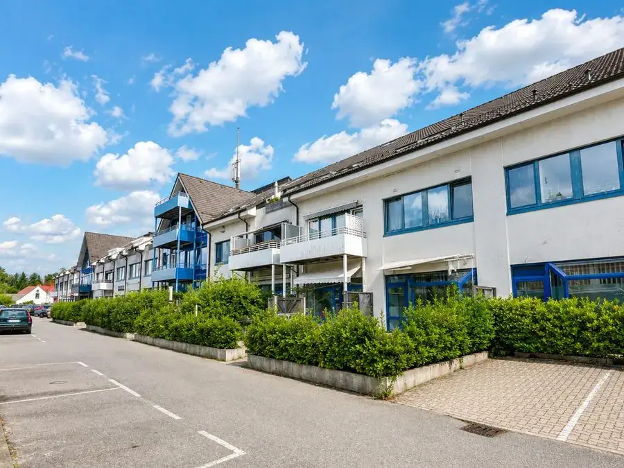 Langgestreckte Wohnanlage mit Balkonen